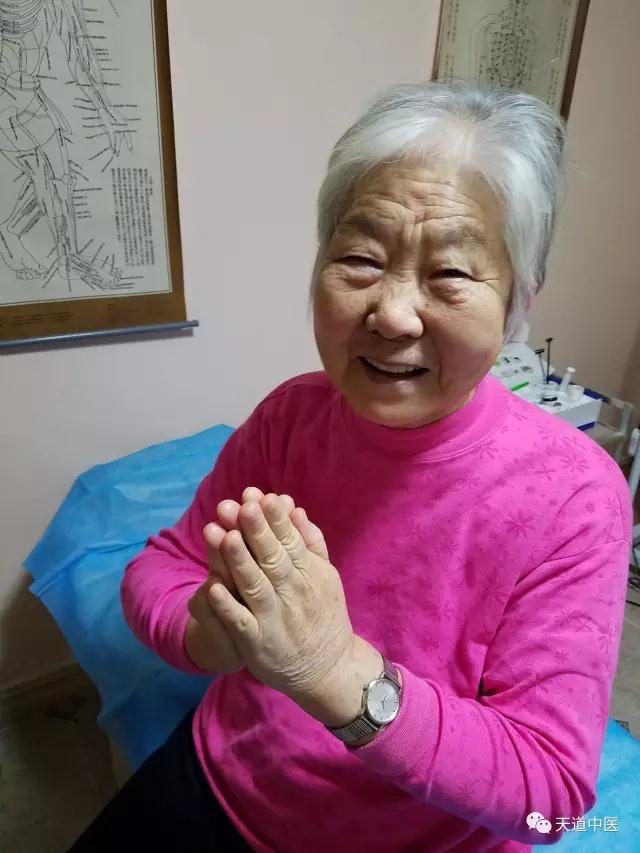 80多的李女士拱手作揖对医护人员表示感谢 下面为康复患者微信分享