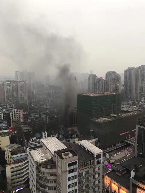 泸州摩尔在建工地起火 一名保安窒息身亡