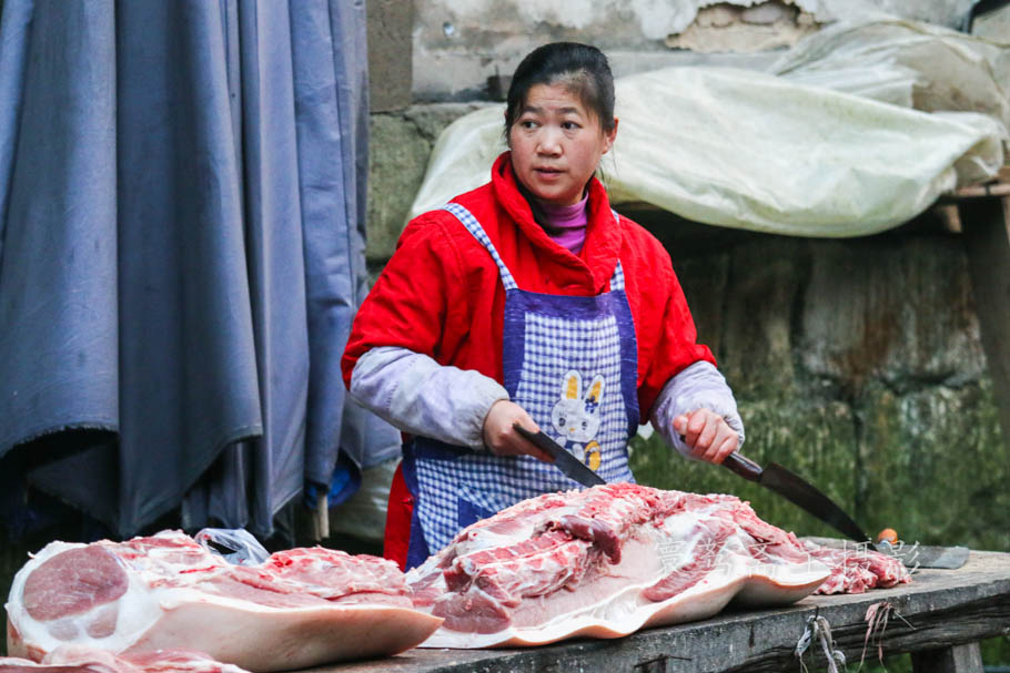 就发一组普通的劳动妇女,看看四川某古镇老街上的一个女汉子,杀猪宰羊