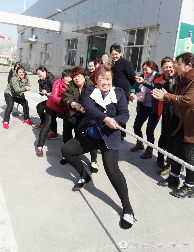 山东无棣:三八妇女节女性跳绳拔河吃大餐