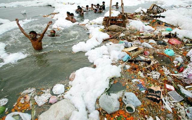 在全球最污的河里印度人洗出了别样泡泡浴