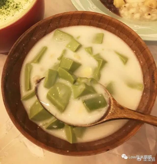 店裡主打杏仁和抹茶味道的各式甜品,這一款「綜合杏仁豆腐」可以吃