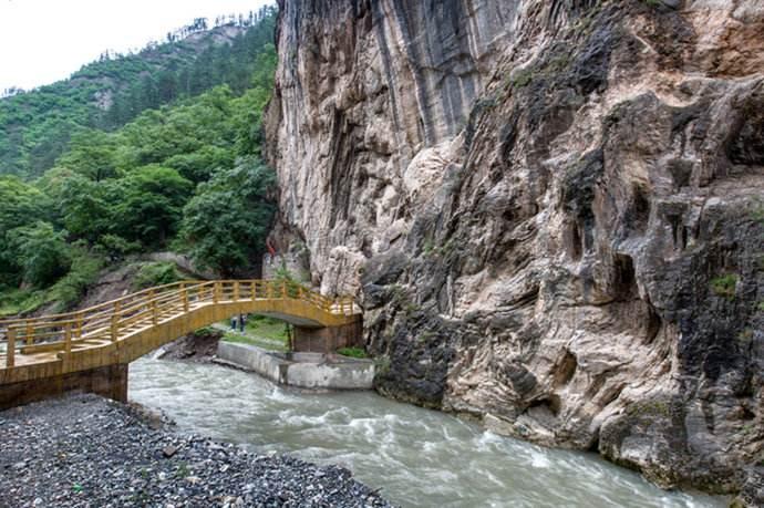 而现如今的腊子口已经成了红色教育基地以及假日休闲旅游的好去处