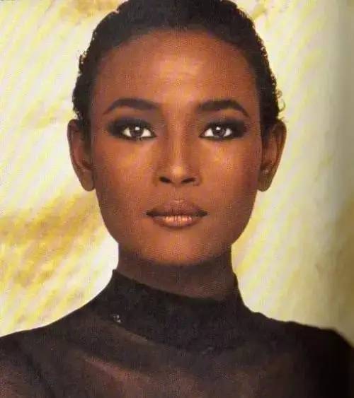 她就是华莉丝·迪里 waris dirie,她当选福布斯 30 位全球女性