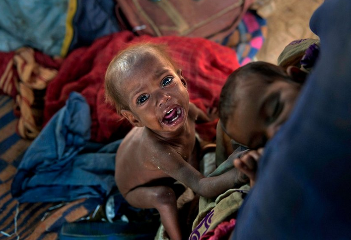可是在孟加拉的一些贫民窟里,孩子的出生对这个家庭来说,意味着更大的