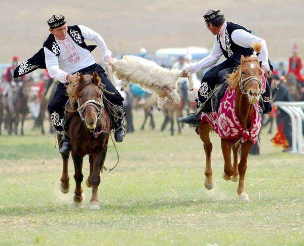 柯尔克孜族的马上角力,是一项传统的马上竞技运动