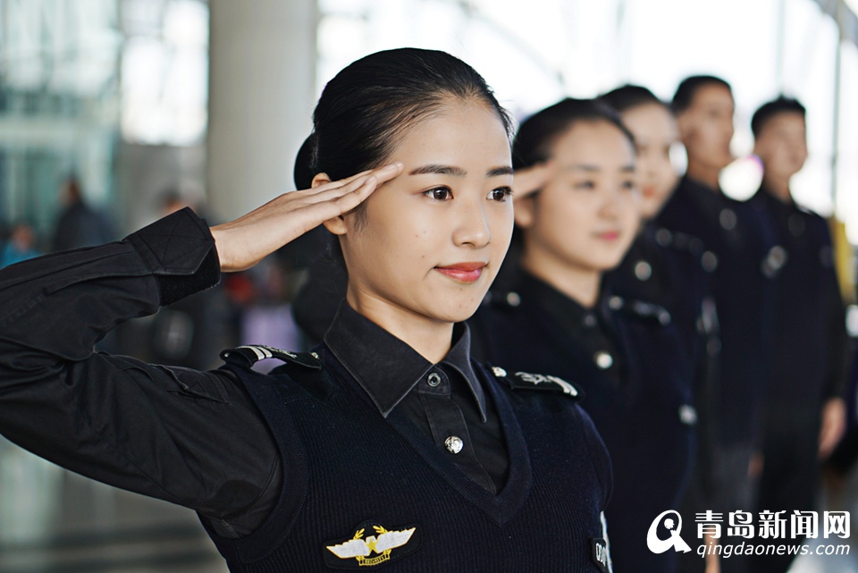 记者实拍青岛机场女安检员每天上千次蹲起个个颜值超高