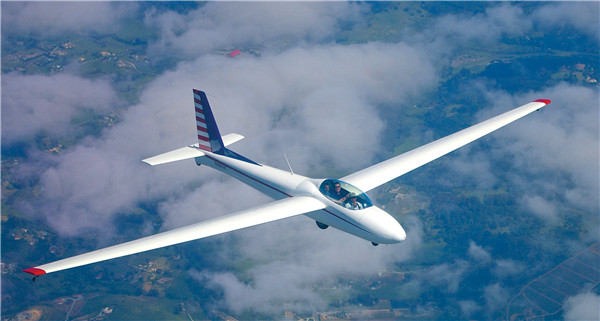 一般意义上的滑翔机是指没有动力装置的固定翼航空器,它之所以能在