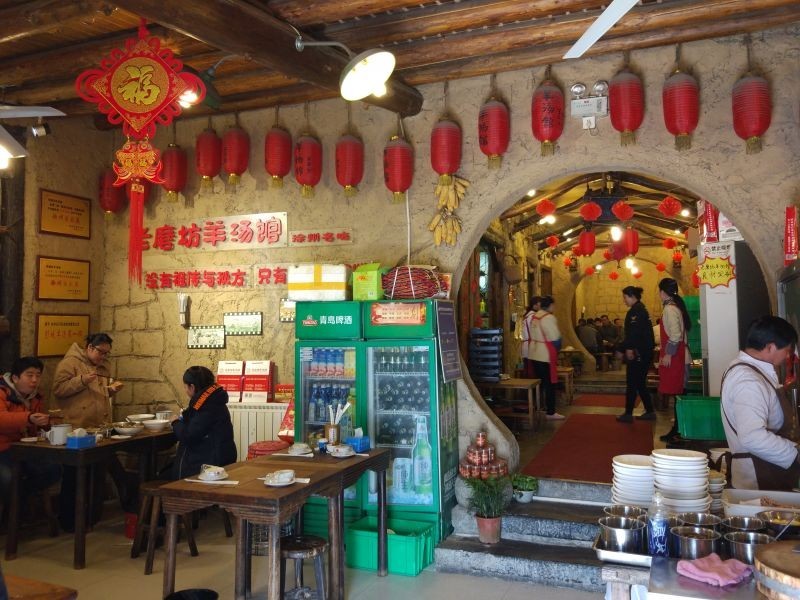 羊湯館(孟莊店)食材以羊肉為主,烤,燒,燜,燉做法多樣,敞開式的廚房讓