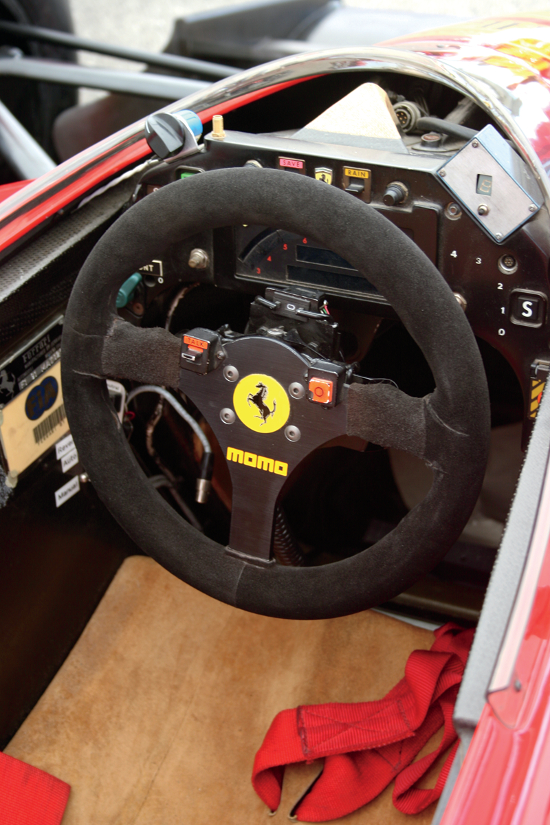 1989年的法拉利640赛车座舱此后,方向盘在赛车上承担的功能越来越多