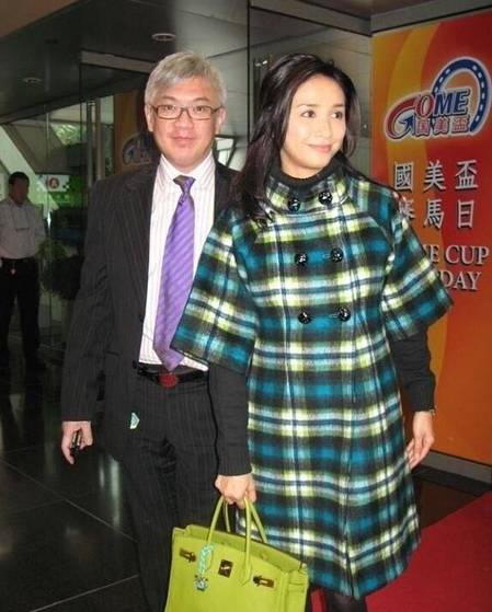 2007年,吴婉芳为老公庆祝生日当时胡家骅的头发就已发黄