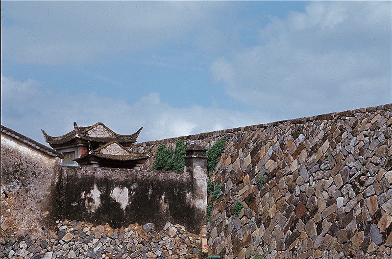 这里人杰地灵,名人辈出,有宋代探花礼部侍郎陈桷,明民间抗倭英雄陈后