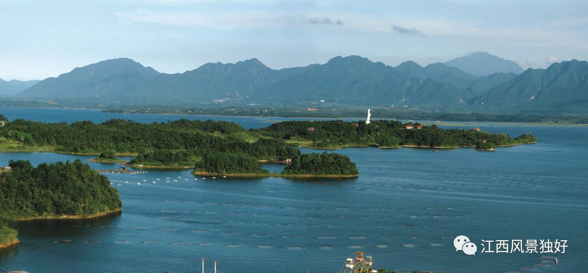 观音岛位于武宁大桥东侧,占地31公顷,主要以林木景观,湖岛风光和宗教