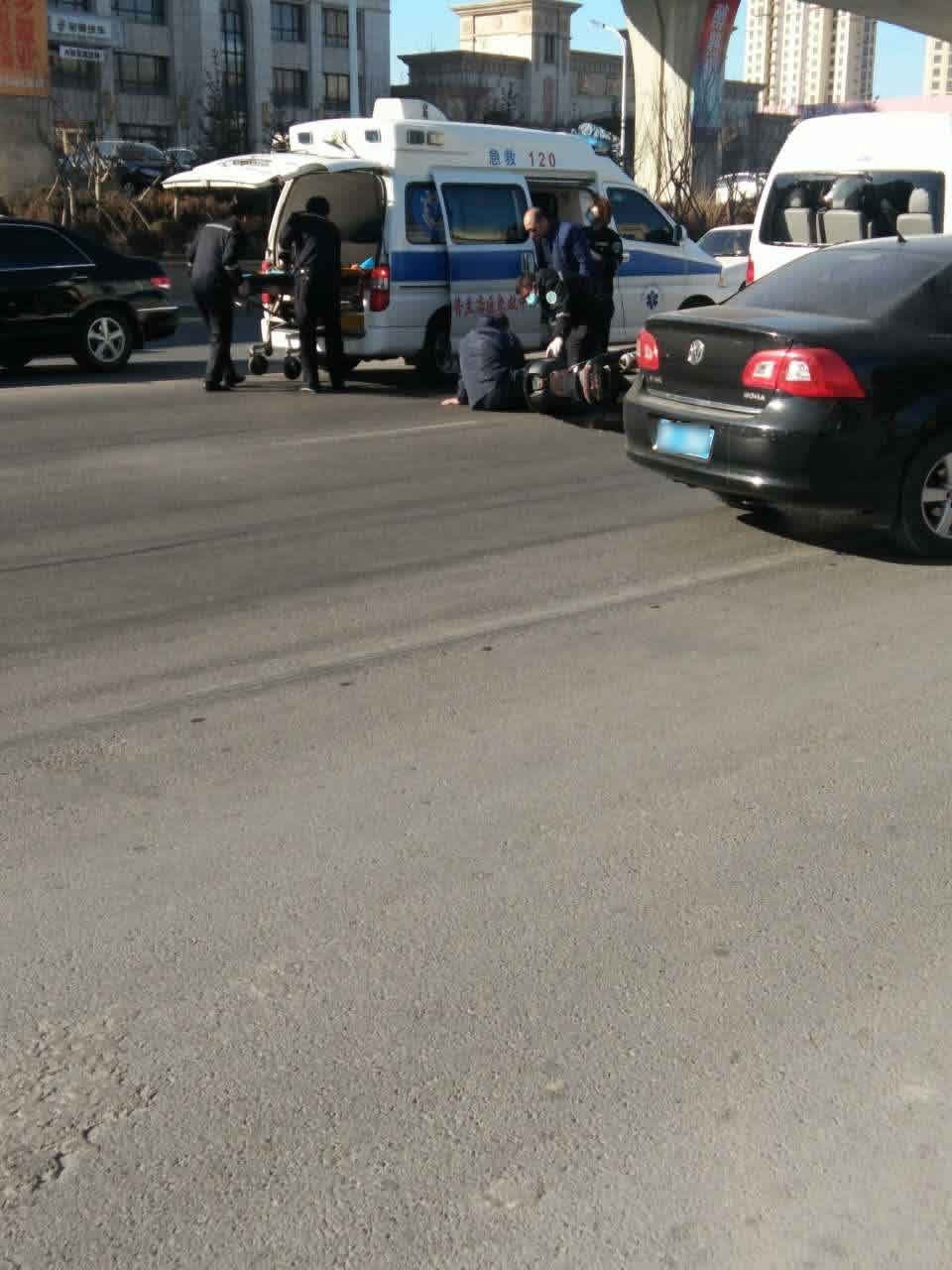 普蘭店興隆門前發生一起車禍 司機飛進麵包車裡後摔在地上