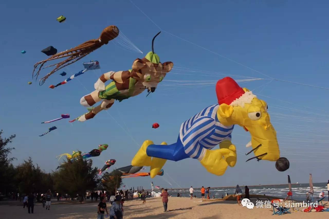 泰國海灘鯨魚恐龍小怪獸飛上天!國際風箏節好魔幻