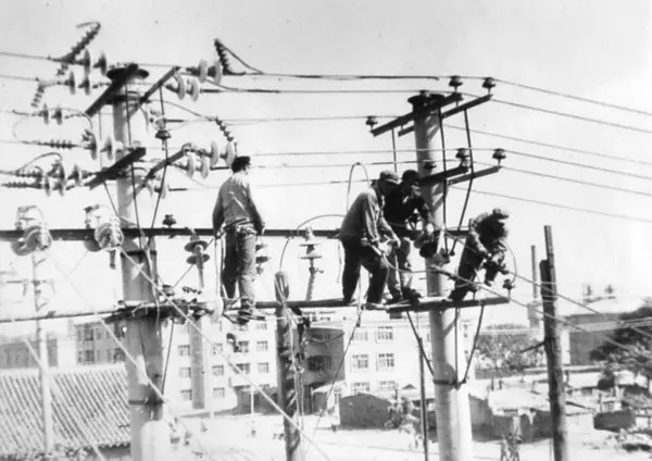 60年前电力工人这样干活儿