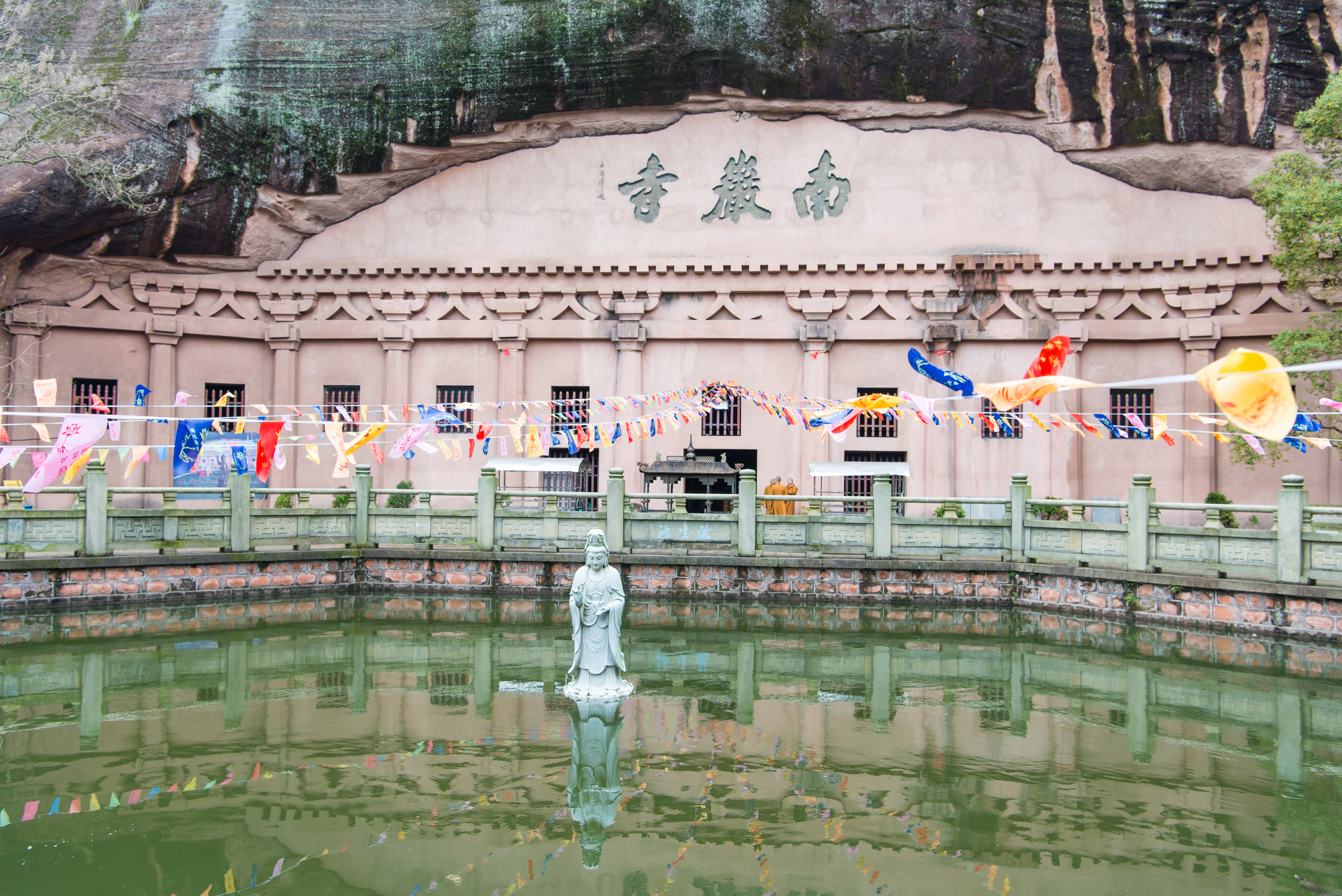 南岩寺兴起于晋代,唐朝太和年间僧人神曜重修,并在