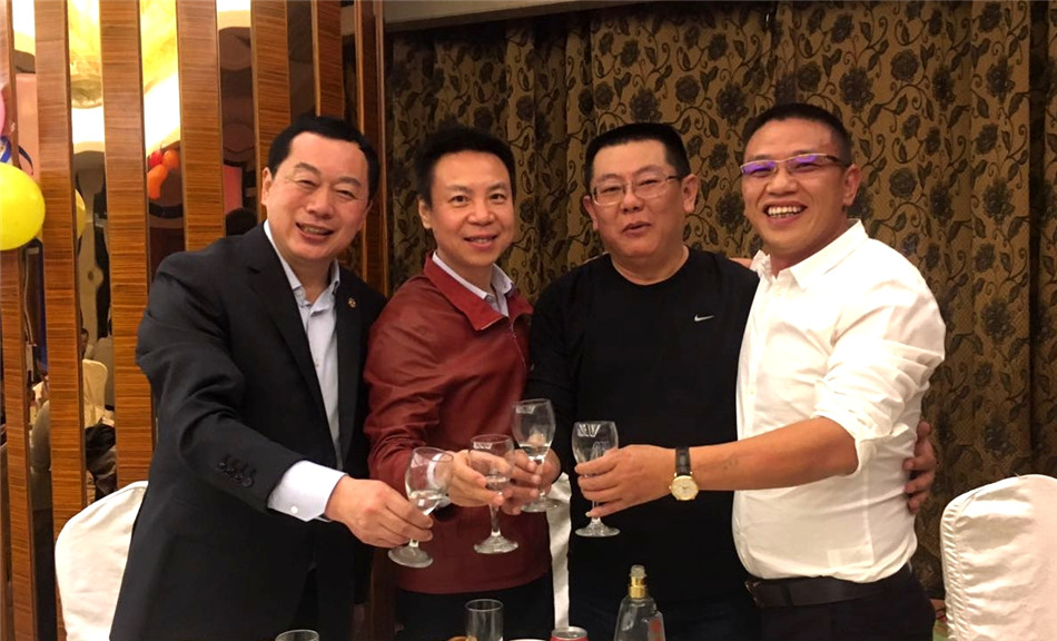 两地3班的班长共与秦毅老师举杯