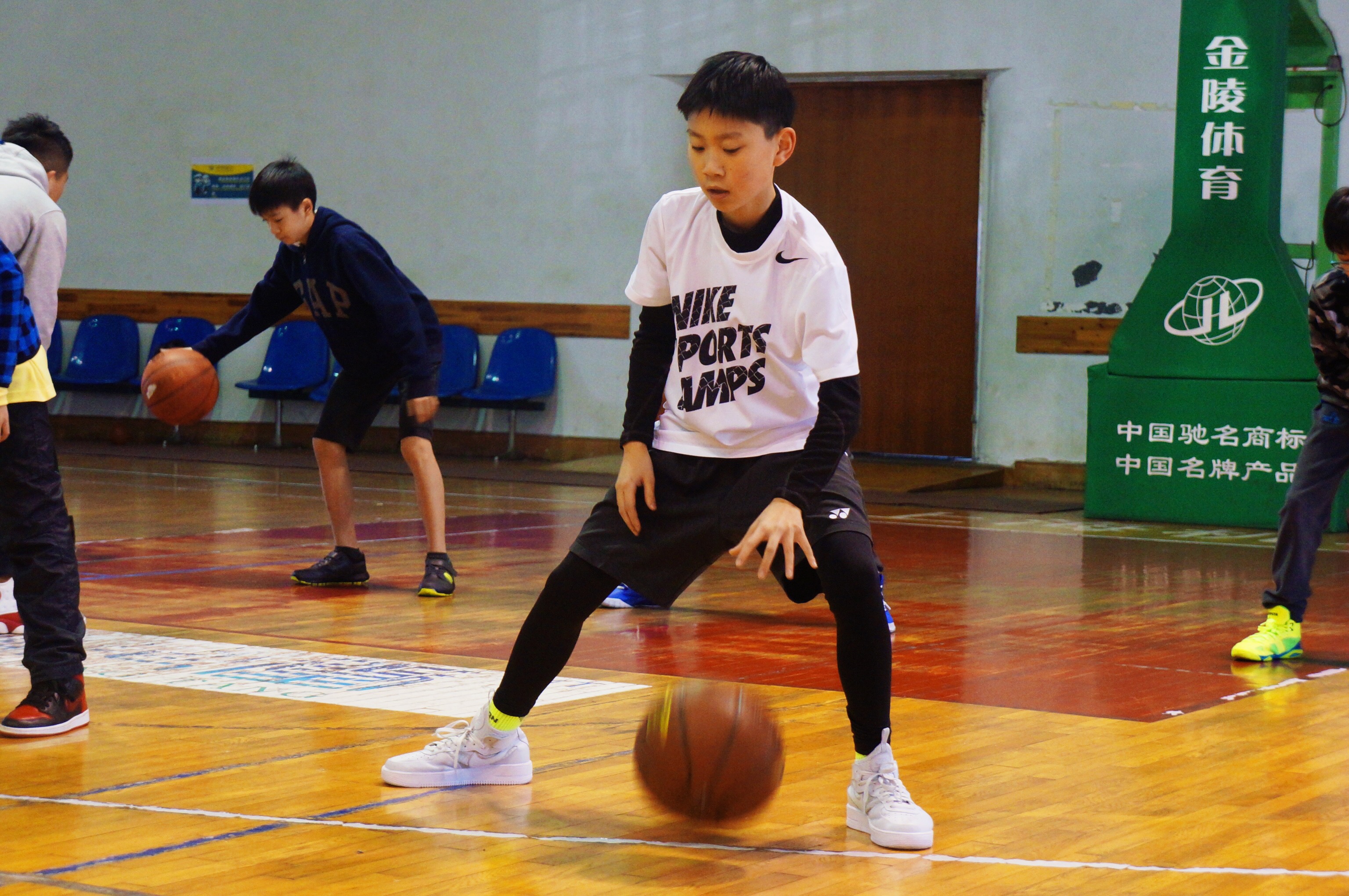 锐衡体育青少年篮球公益训练营第三课