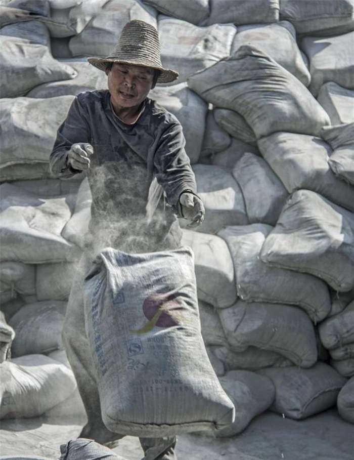 男人扛水泥的图片图片