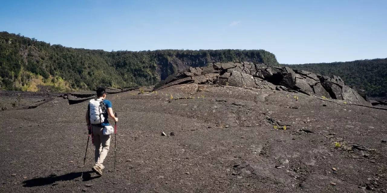 的大山便是冒納羅亞火山▲步道兩側不時會有小石堆用來表明正確的方向