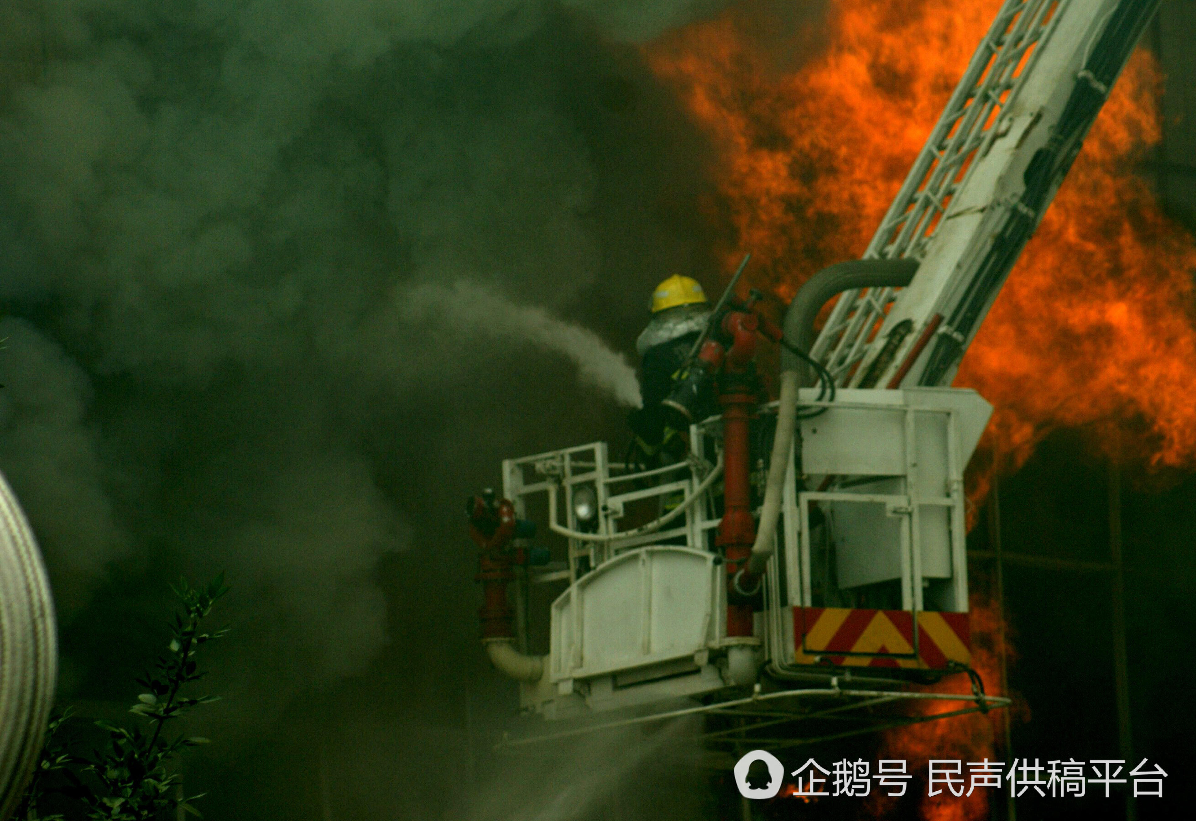 当年让山东大火的照片 25辆消防车120名战士救援