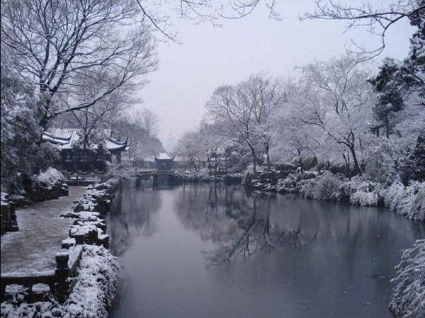 "红泥小火炉,绿蚁新醅酒.晚来天欲雪,能饮一杯无?