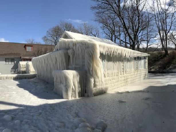 在美国的安大略湖地区,却出现冰房子奇观.