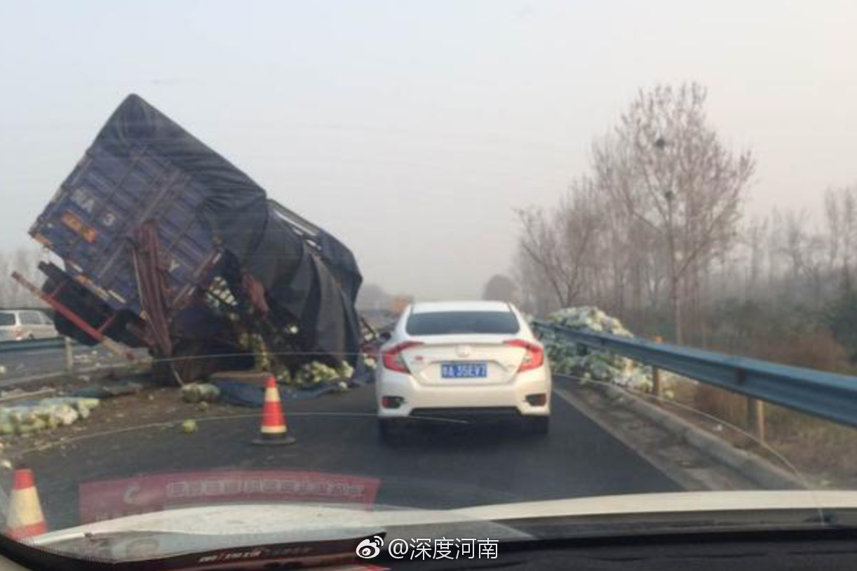 鄭開大道發生慘烈車禍,司機當場死亡▕ 京港澳高速鄭州段一輛貨車側翻