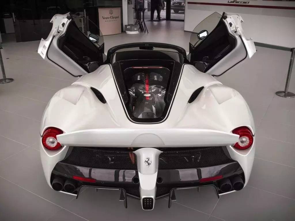 【跑车世界】白色敞篷法拉利 laferrari aperta,帅出新高度!