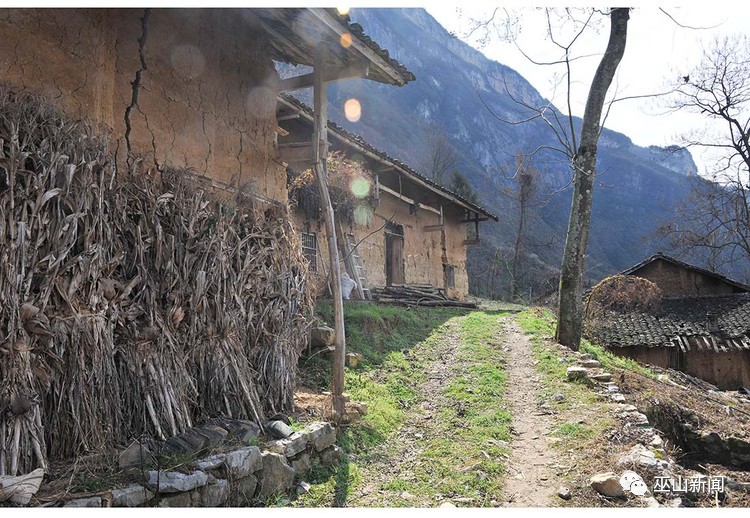 现场零距离:巫山岩上村庄,整村全是土房!