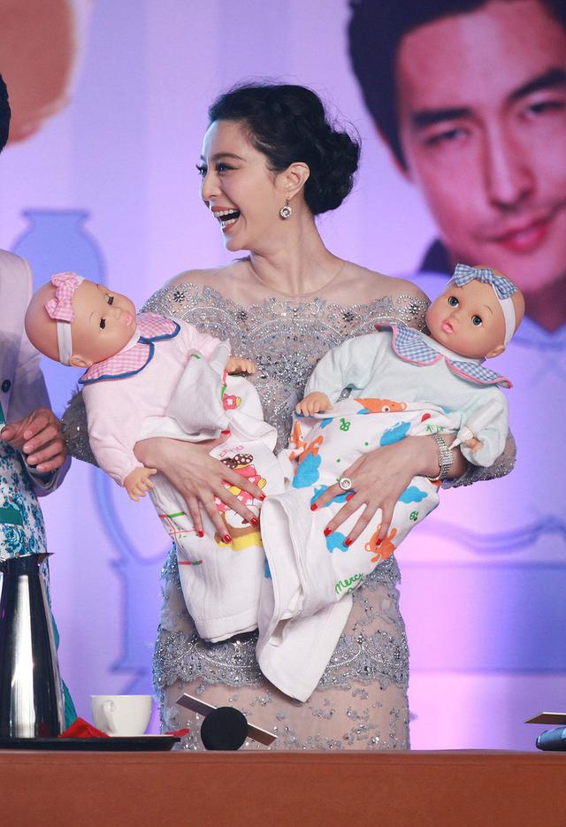未婚女星抱孩子,赵丽颖很业余,范冰冰很有爱!