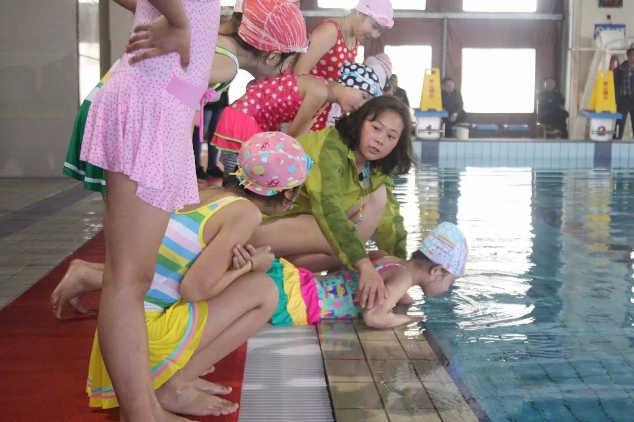 小学游泳课尴尬图片