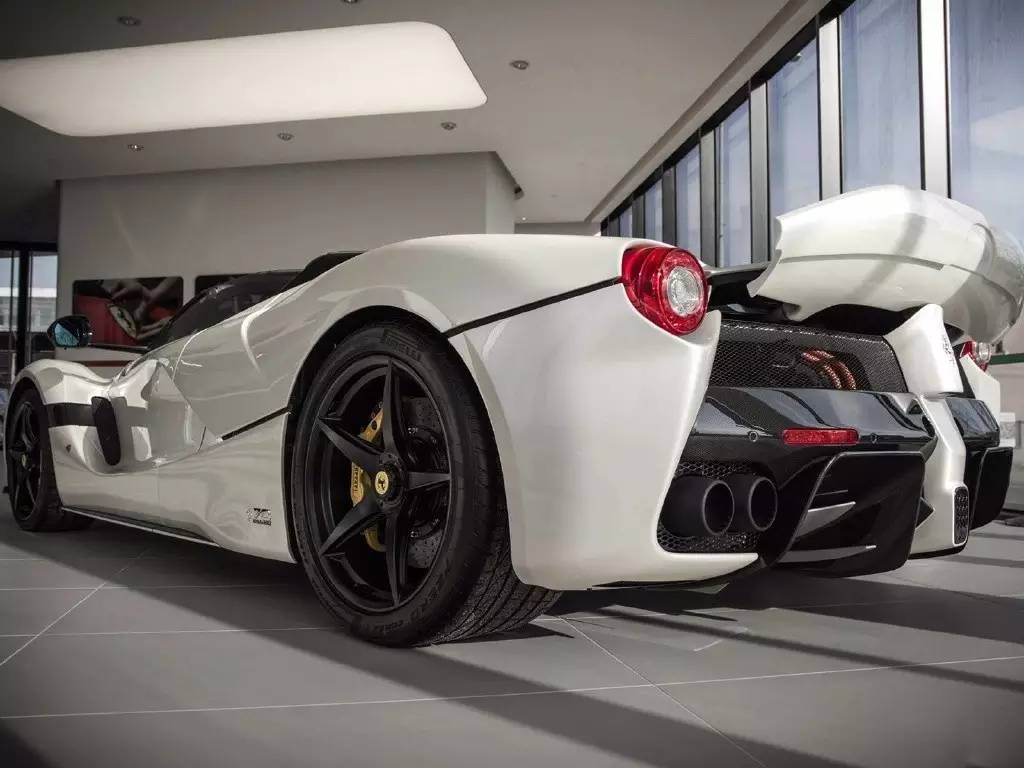 【跑车世界】白色敞篷法拉利 laferrari aperta,帅出新高度!