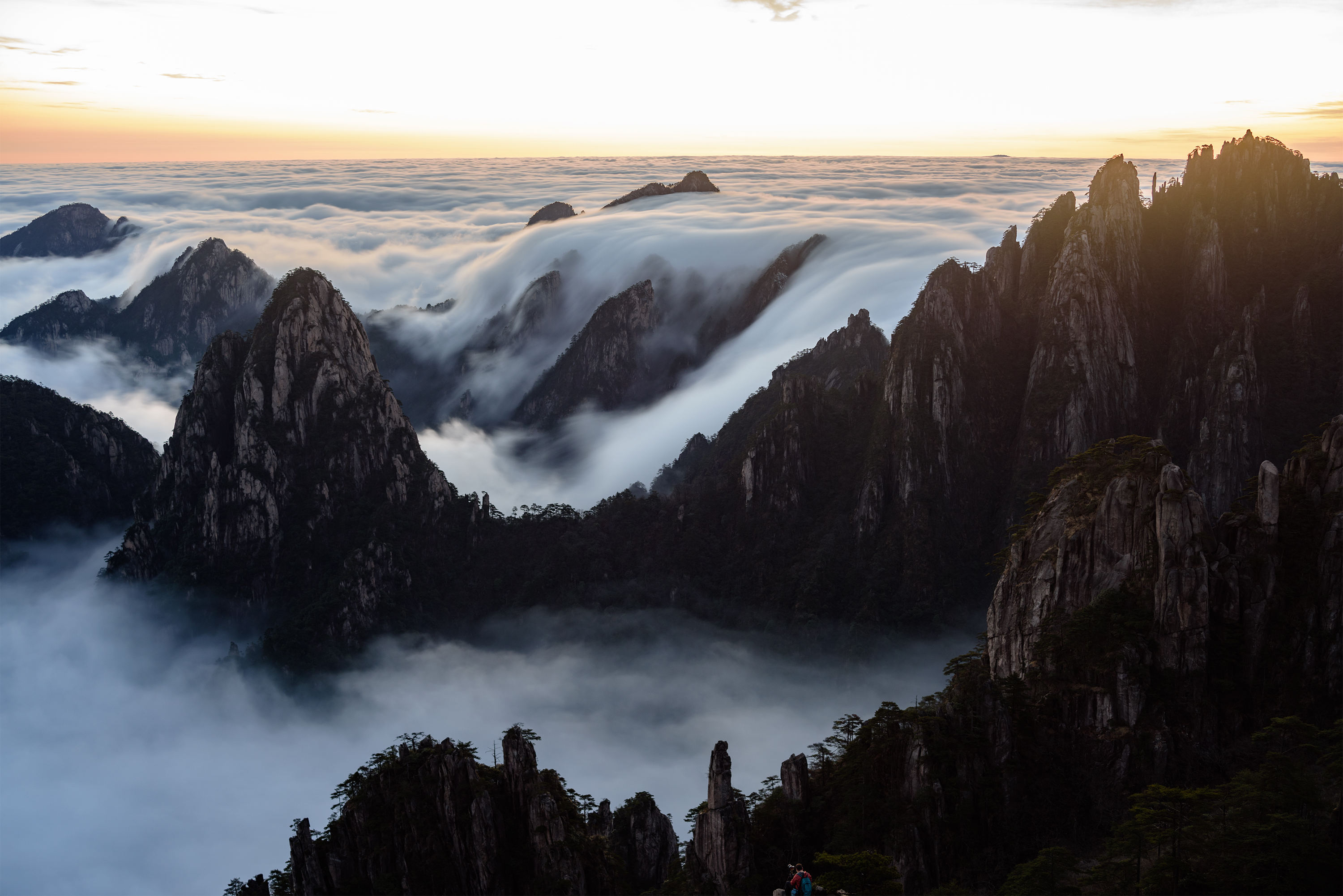 黄山雨后现壮美的瀑布流云景观