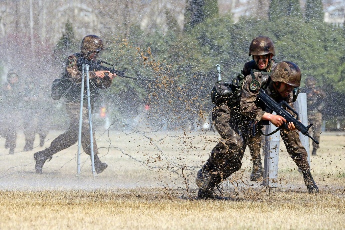 東部戰區陸軍進行越障訓練_搜狐軍事_搜狐網