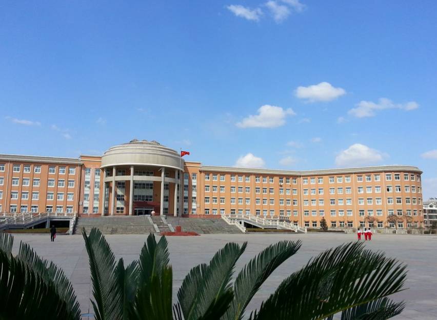 沈阳二中直属于沈阳市教育局,是辽宁省首批示范性高中,是辽宁省唯一