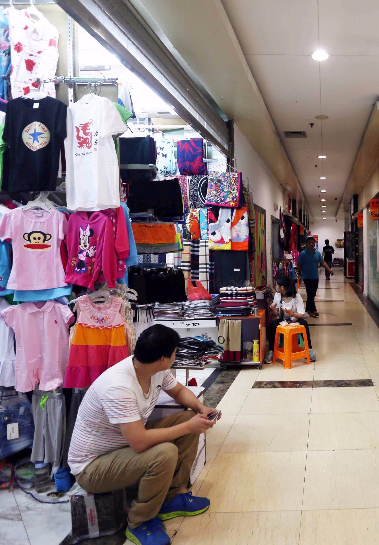 七浦路作为华东曾经最大的中低档服装批发市场,被人们戏称为cheap