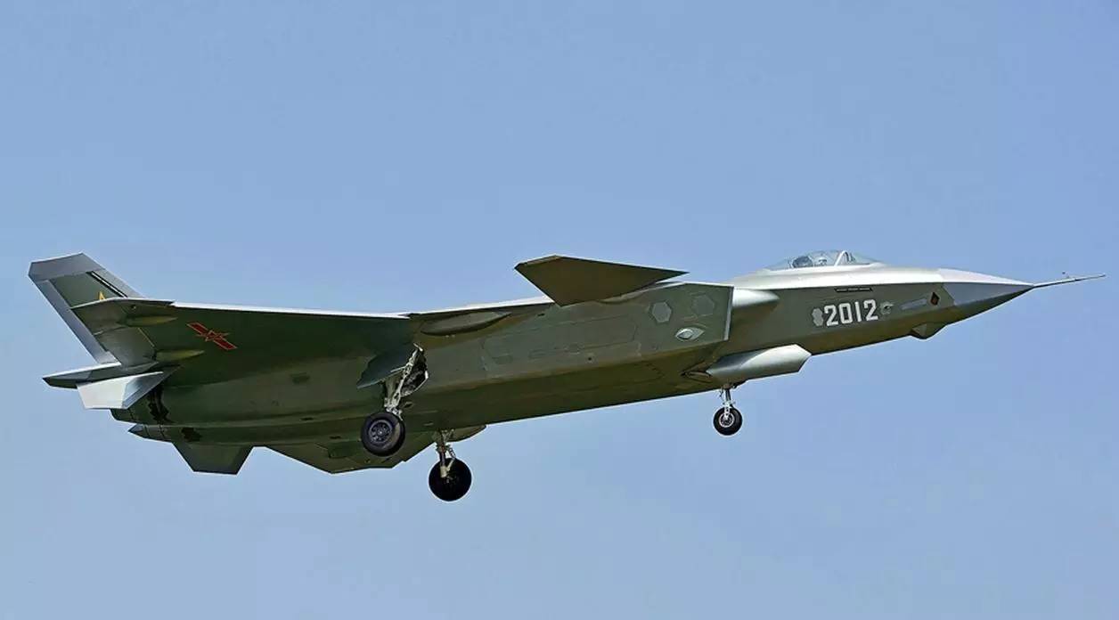 歼-20同样采用了这种先进的发展方式,2011年1月11日,歼-20进行了