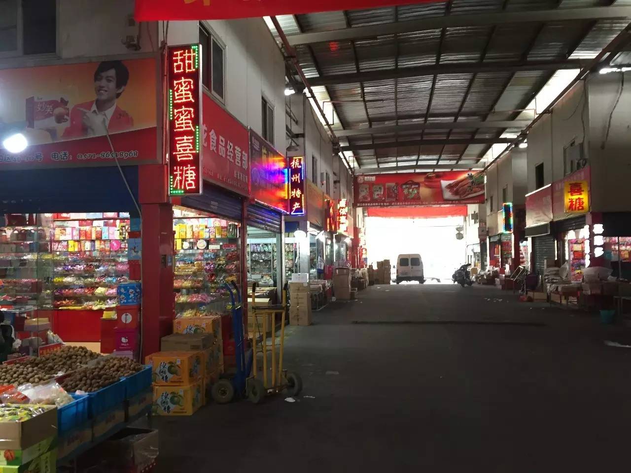 近江市场在钱江小商品市场和杭州近江食品市场去转了一圈,几十家喜糖