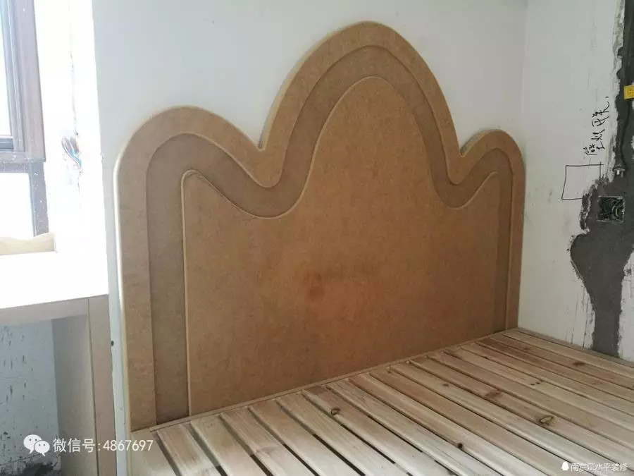 床的床头和床尾的造型部分用的进口的奥松板制作,这是木工刚结束时拍