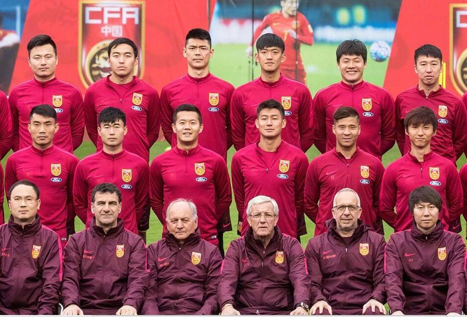 中国足球队官方微博写到:中国男足国家队最新一期集训全家福出炉!