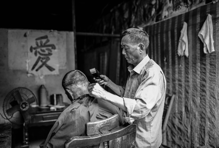 街上的剃头匠为老街坊理发,几十年如一日,阿公说:干这个习惯了,如果
