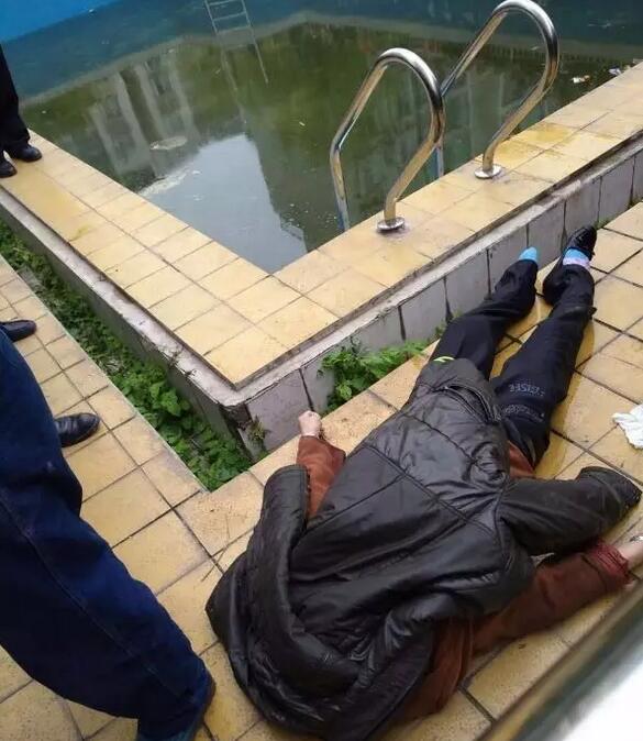 网曝:阆中金阆名都小区游泳池淹死一名老人