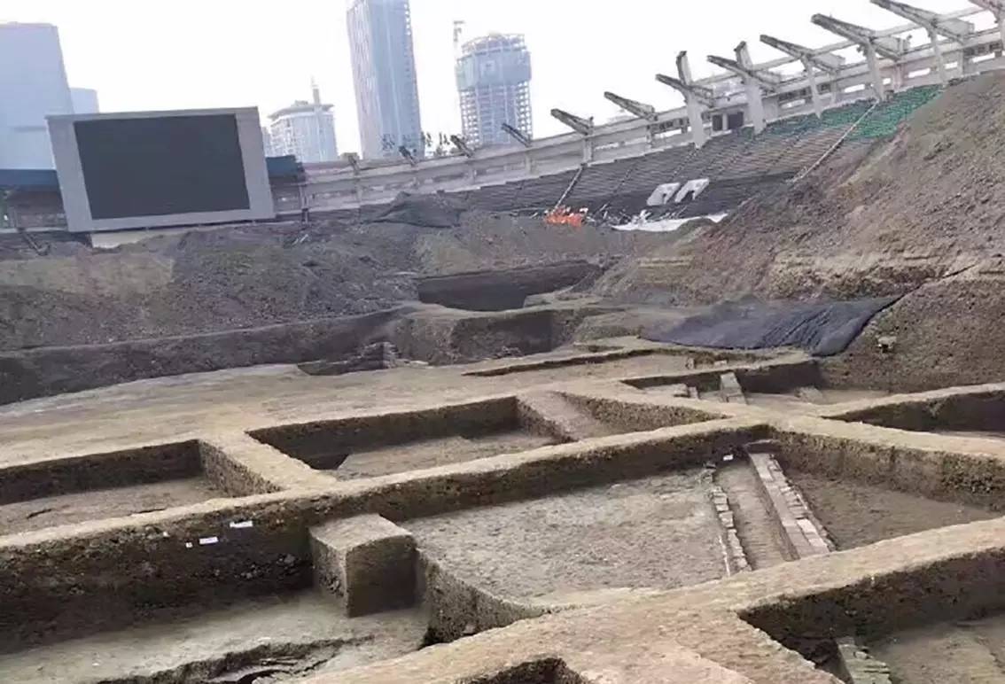 成都体育场挖出蜀王城图片