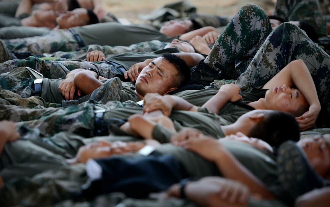 士兵式睡姿图片