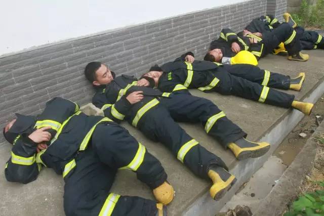 消防员的睡姿图片