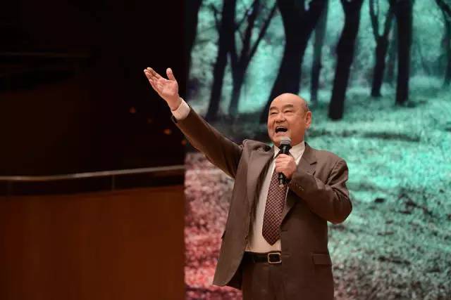 白深富的《花》这首革命诗,在知名影视演员赵静老师的演绎之下,让我们