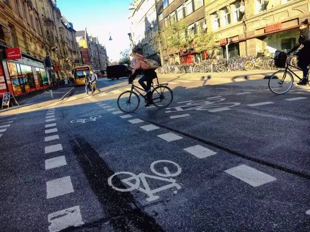 道這種自行車高速公路禁止行人和汽車通行,且避免交叉路口耽誤時間