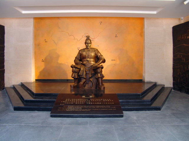 陈友谅纪念馆雕像至正二十年(1360年),把持着朝政大权的陈友谅公然